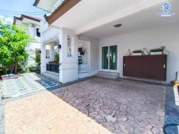 *****บ้านเดี่ยวมือสอง นนทบุรี ม.เดอะเซนโทร รัตนาธิเบศร์ เนื้อที่กว้างเกือบ 51 ตร.ว. ฟังก์ชัน 3 ห้องนอน 3 ห้องน้ำ ที่จอดรถ 2 คัน ภายในสภาพใหม่เอี่ยม พร้อมเข้าอยู่ ตั้งบนทำเลแห่งความสะดวกสบาย เข้า-ออกได้หลากหลายเส้นทาง ใกล้รถไฟฟ้าสายสีม่วง "สถานีบางพลู" และทางด่วน "งามวงศ์วาน" จองเลย!